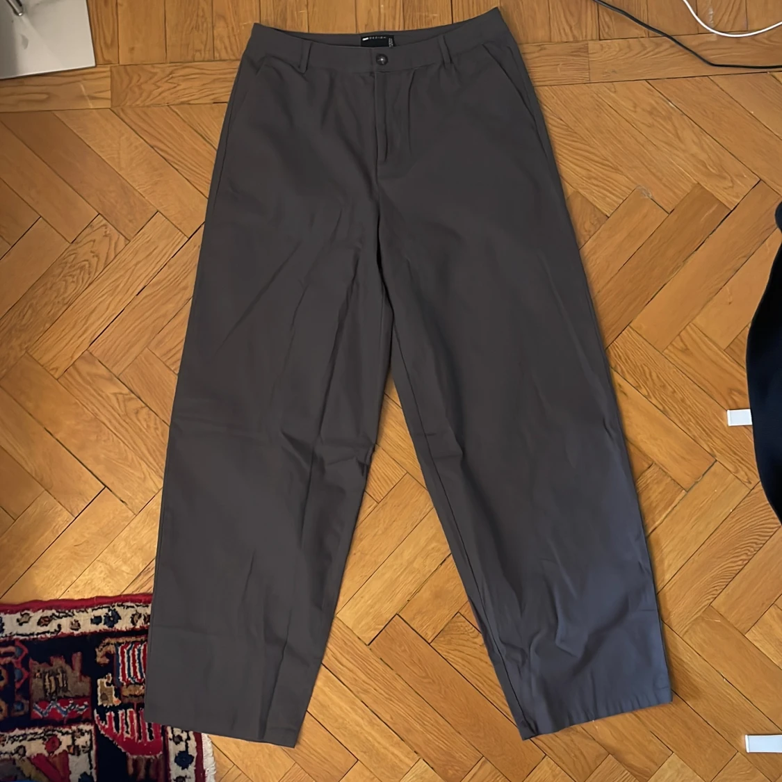 Grå chinos med ledig passform - 91