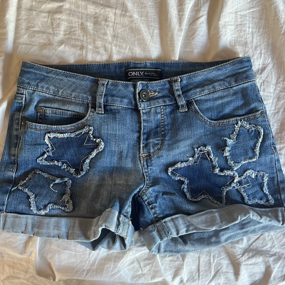 Jätte fina lågmidjade jeans shorts från only som tyvärr har blivit för små💕 köpte secondhand så jag vet inte om stjärnor är på sydda eller om de är köpta så, midjemått rakt över: 35/36cm + väldigt stretchiga❤️w25. Shorts.