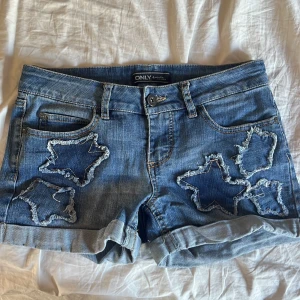 Only jeans shorts - Jätte fina lågmidjade jeans shorts från only som tyvärr har blivit för små💕 köpte secondhand så jag vet inte om stjärnor är på sydda eller om de är köpta så, midjemått rakt över: 35/36cm + väldigt stretchiga❤️w25
