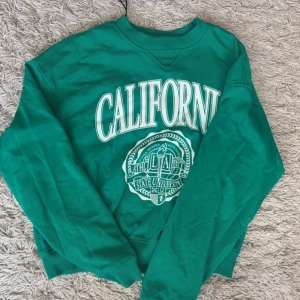 Grön tjocktröja  - Säljer min superfina gröna sweatshirt i storlek L men passar mindre, är själv xs/s och den sitter bra på mig💘