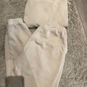 Mjukisset- gina tricot  - Storleken är i M. Dem är i jätte ljust brun. Väldigt sköna och passar tilll att ha hemma. Säljer de som ett sett. Använt dem litet tag. 