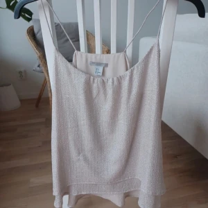 Glittrigt linne storlek xs h&m - Aldrig använt