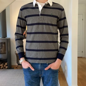 Ralp Lauren rugby tröja - Helt ny Ralph Lauren rugby tröja i 10/10 skick. Ny pris 1599kr men säljer för 199kr  Pris kan diskuteras vid snabb affär 