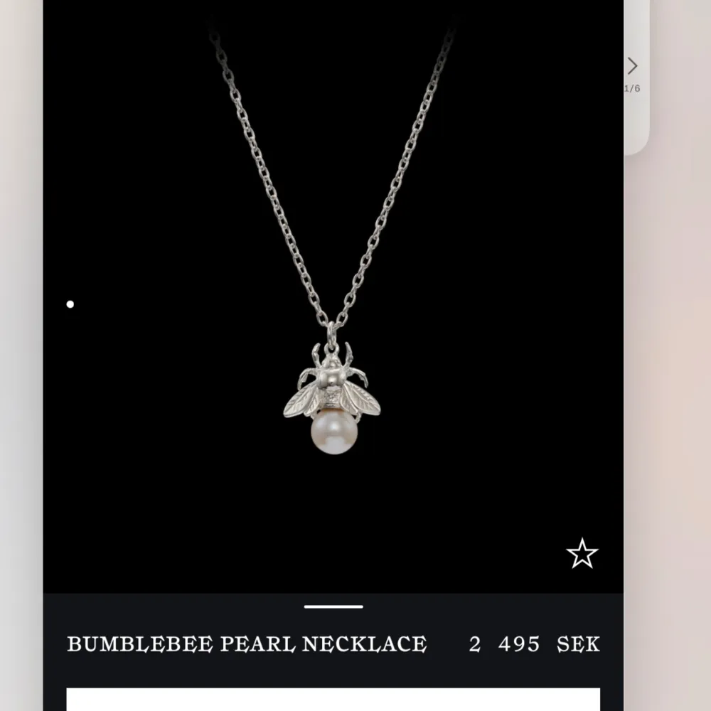 BUMBLEBEE PEARL NECKLACE från Maria Nilsdotter! Inga tecken på användning och är super trendig. Nypris: 2495kr ☺️ Längden på kedjan är 45cm! (Allt på bilden ingår inklusive en Maria Nilsdotter påse). Accessoarer.