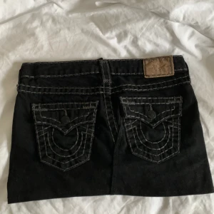 True religion jeanskjol - Jättesnygg true religion jeanskjol som inte längre kommer till användning. Köpt här på plick men är i bra skick. Skriv för fler bilder!