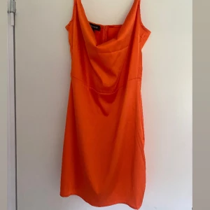 Klänning  - Säljer denna klänningen ifrån ASOS. Den är aldrig andvönd och lappen sitter kvar!! 