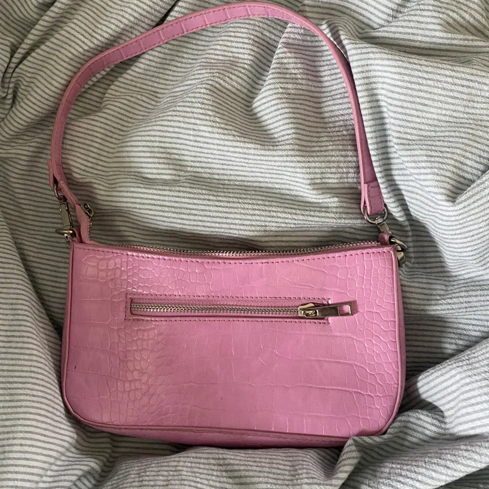 En jätte gullig handväska i en fin rosa färg💗💗 säljer den då den tyvärr inte kommer till användning💗💗. Väskor.