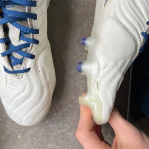 Fotbollsskor  - Säljer mina gamla adidas copa fotbollsskor i storlek 40. Skorna är i gott skick förutom en liten skada (som man ser på bilden) skorna är den högsta modellen och är köpta för 2300kr hos unisport.
