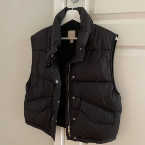 Svart väst från hm  - Knappt använd. I mycket bra skick. Normal i storleken 