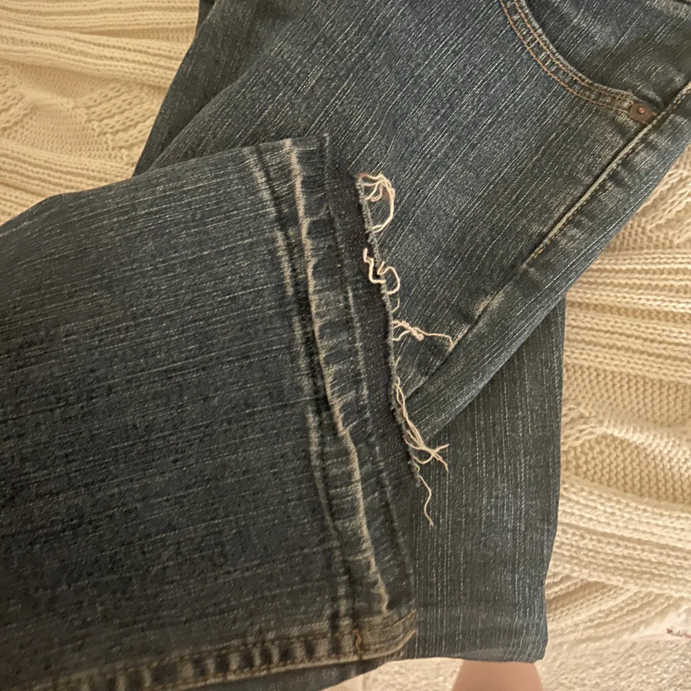 Snygga vintage Levis jeans med uppsprättade sömmar där nere 🩷. Jeans & Byxor.