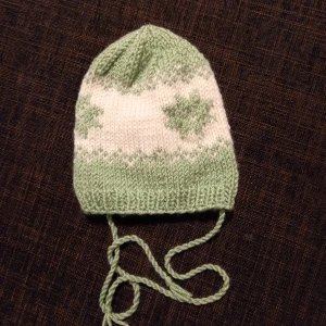 Vitgrön vårmössa strl. 44/46 - Stickad tunnare vårmössa i vitt och grönt i ca storlek 44/46 (se storleksjämförelse med mössa på bild 3-5). Oanvänd, endast upptvättad. Unisex  Tvättad i parfymfritt tvättmedel och utan sköljmedel.
