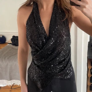 Paljettopp - Paljettopp från Zara i storlek S med öppen rygg. Har endast använt denna två gånger, så i fint skick.