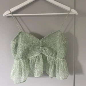 Sommar topp - Söt sommar topp med knytdetaljer i ryggen💕