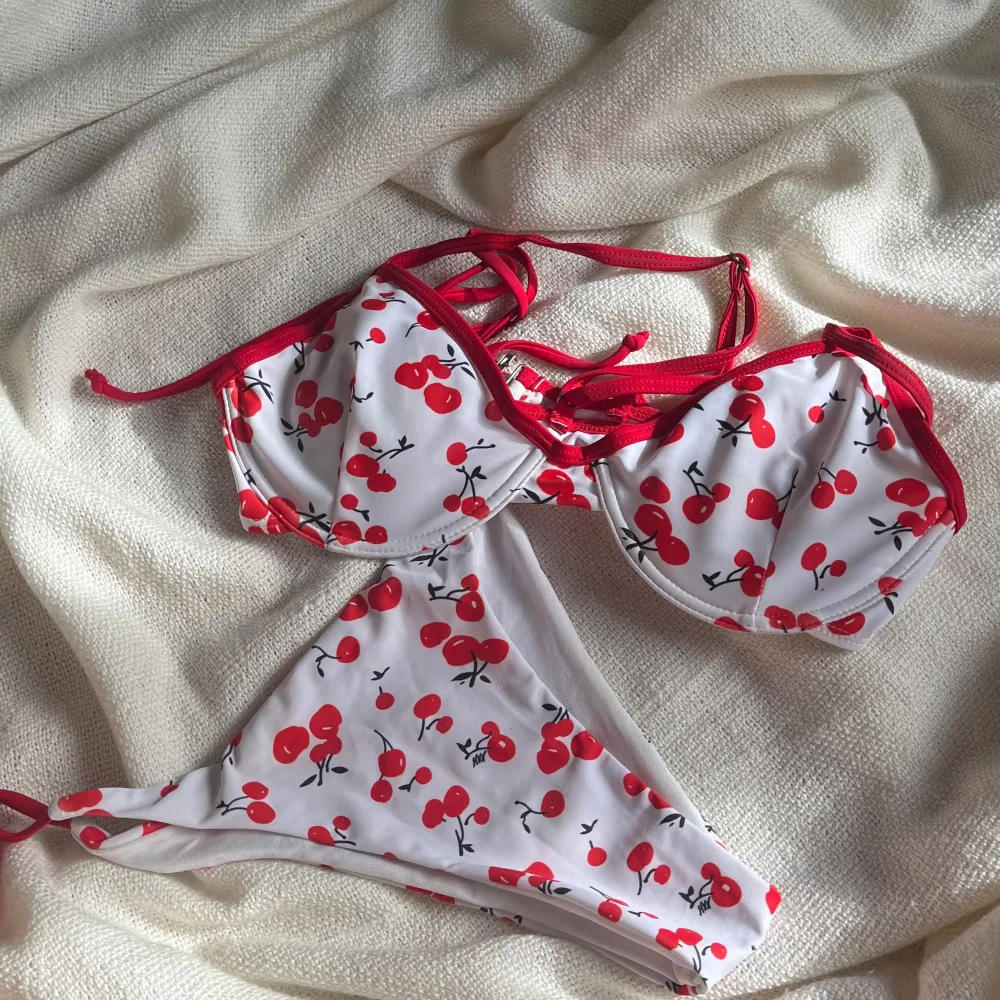 Alla i storlek L men funkar på M också💕 Till den första bikini följer även en bechcoverupp med. Accessoarer.