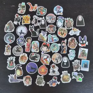 Blandade klistermärken från Ghibli Stuidos, bland annat Totoro, Kickis expressbud.