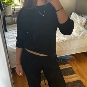 Stickad svart tröja  - Skit snygg svart trekvats tröja! Tjockare material, och super skön! Priset går att diskutera!