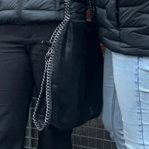 Stella McCartney väska - Supersnygg och trendig väska, liknar Stella McCartney. Har tyvärr inget äktahetsbevis, men köptes på Vinted i fjol för 900kr. Skriv för mer detaljerade bilder! 