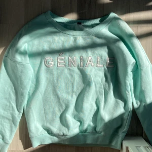 Tröja - Jätte snygg turkos/blå tröja med fransk text💗 Bra skick!