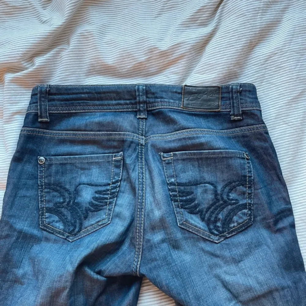Jättefina jeans, köpta på secondhand och hyfsat skick men lite slitna, kolla bild 3. Jeans & Byxor.
