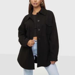 Jacka - Kortare kappa från Nelly, använd fåtal gånger så i mycket bra kvalité🙏🏼 Storlek 36!