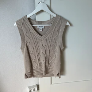 Monki väst  - Stickad väst från Monki, köpt för 200kr och aldrig använd. Beige i färgen 