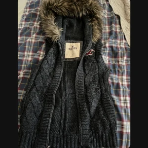 hollister väst med päls - säljer den här hollister västen med pälsluva ❤️ den är i "knitted" material och storlek S <3 har inte använt den och skulle säga den är som ny fast har tvättat den en gång