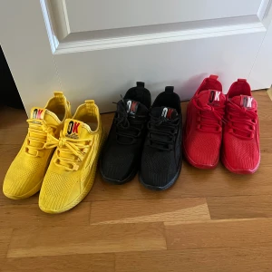 Oanvända sneakers. Alla för 400, ett par för 150. - Oanvända.  Alla: 400. Ett par: 150. 