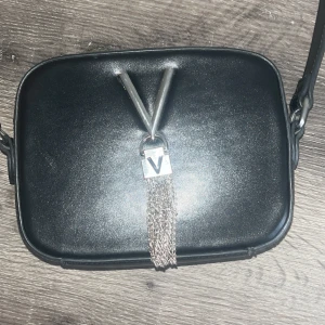 Valentino väska - Använder inte den. Den är bara lite rustig vi kedjorna och ”V” 