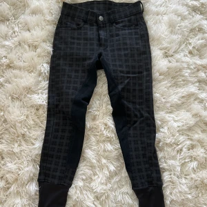 Ridbyxor - Fina ridbyxor i storlek 150 från CRW