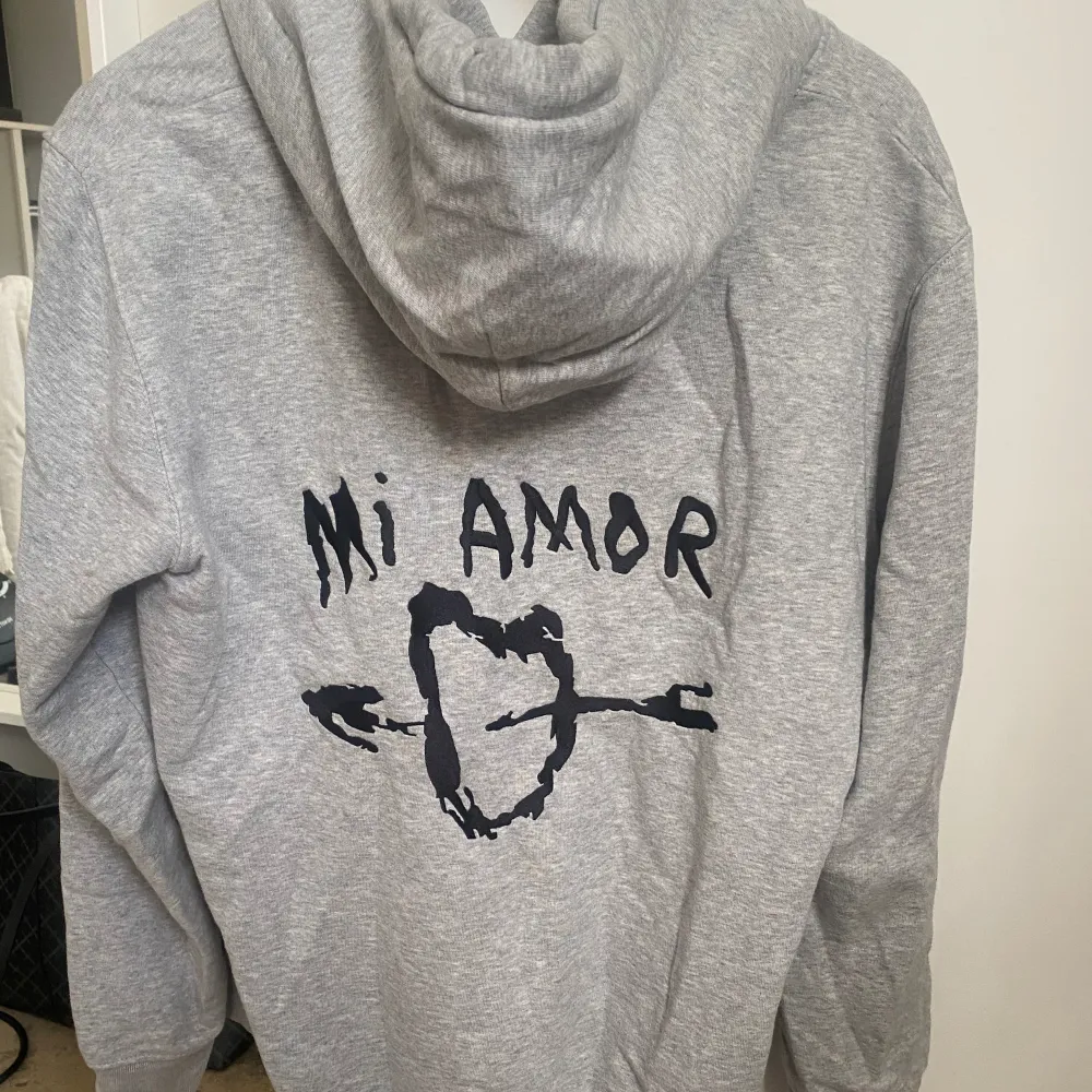 Säljer min superfina och trendiga mi Amor hoodie. Knappt använd och i fint skick!💗. Hoodies.