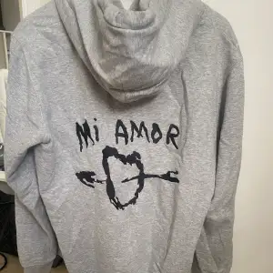Säljer min superfina och trendiga mi Amor hoodie. Knappt använd och i fint skick!💗
