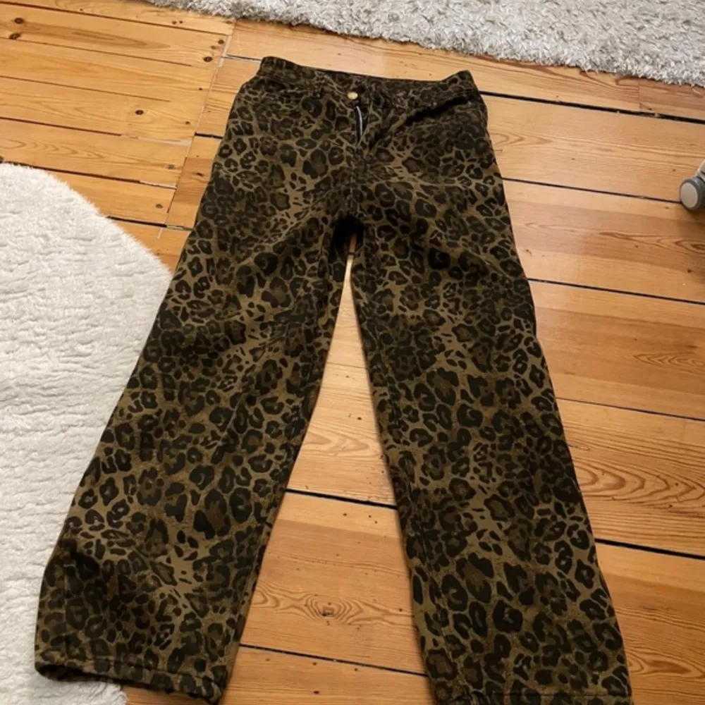 ❗️lånade bilder❗️ Säljer dessa byxor med leopard mönster på som jag köpte på Vinted🐆 Byxorna passade tyvärr  inte mig. Skulle säga att längden passar en som är runt 161cm beroende på hur man vill att dom ska sitta🤩 köpte dom för 380kr. Jeans & Byxor.