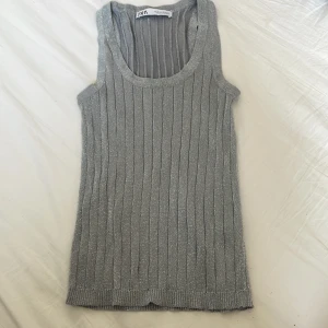 Silverlinne från zara - Jättefint silvrigt linne från Zara! Super fint nu till sommaren till en kjol typ eller en fest❤️