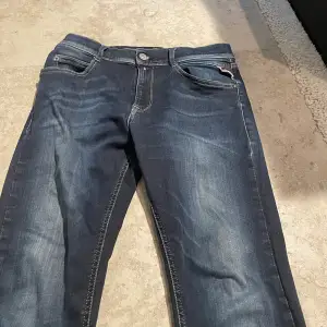 168 cm långa  Ny skick  Slim fit jeans  Finaste modellen av replay