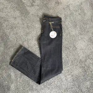 Jacob cohen jeans till ett riktigt bra pris. Färgen är en blandning på mörkblå och svart. Det är slimfit.