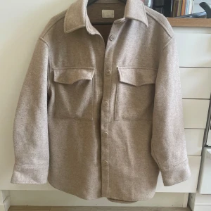 Kappa - Säljer min jättefina kappa från HM❤️‍🔥 Använd men inga slitage eller missfärgningar. Köpt för 399kr, säljer för 150❤️‍🔥 Storlek S men är oversized så passar upp mot L🫶