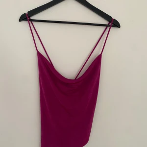 Lila festtopp - Använd en gång. Kan välja att korsa banden fram eller bak.