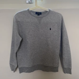 Polo Ralph Lauren tröja  - Säljer nu en polo Ralph lauren tröja i utmärkt skick. Nypris är ca 1500kr, priset kan självklart diskuteras  Vid frågor är det bara att höra av er!