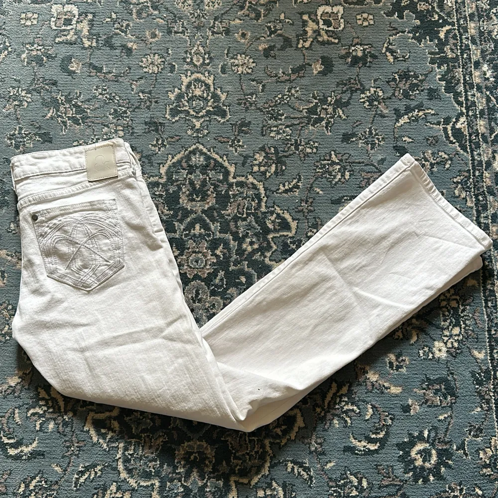 Helt perfekta vita lågmidjade vintage bootcutjeans med snygga detaljer på fickorna! Rejäla i materialet! För stora för mig tyvärr, hade annars behållt om de passade🤍Midjemåttet tvärsöver: 36 cm. Innerbenslängd: 80 cm.. Jeans & Byxor.