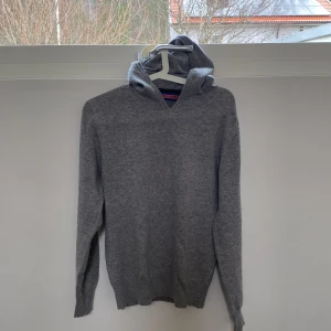 William de faye Kashmir hoodie - Säljer nu min gråa Kashmir hoodie. Den är i ett super bra skick, använd fåtal gånger. Passar 160-165cm. Nypris 1590kr. Priset kan självklart diskuteras! 