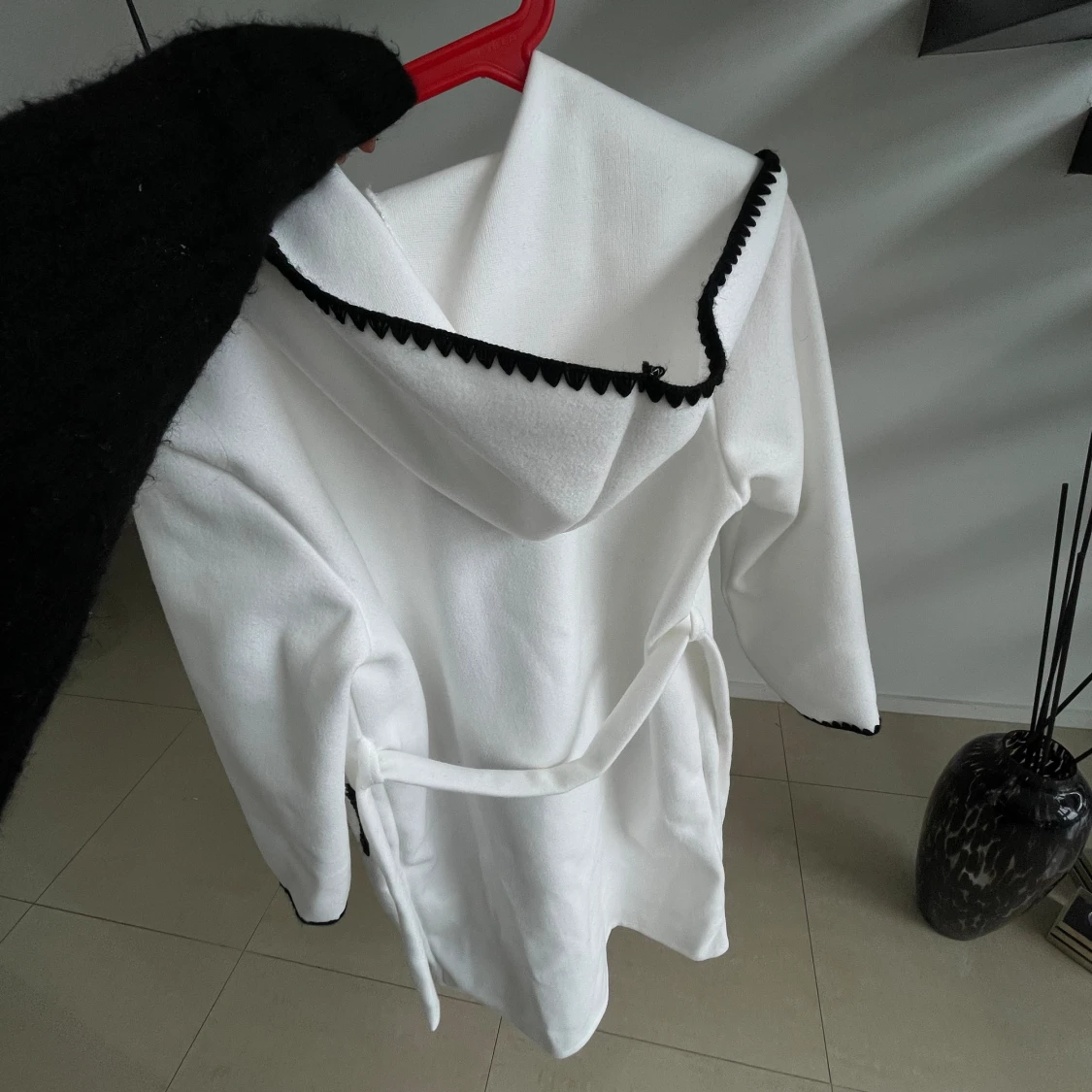 Vit kappa med svart mönster - 93