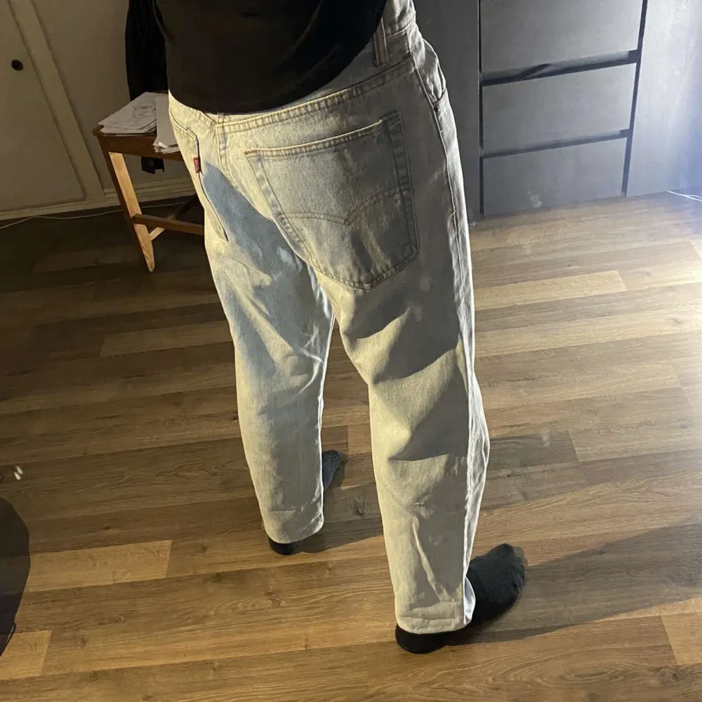 Feta levis jeans, bra skick. Bara lappen där bak som blivit lite skrynklig. Hör av dig för mer information!😄. Jeans & Byxor.