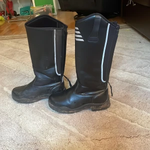 Ridstövlar storlek 34 - Här är ett par ridskor som är använda några gånger dom säljs nu för dem är för små jag tycker inte att det är någon skada på eller iallafall inte som jag ser❤️❤️priset kan diskuteras 