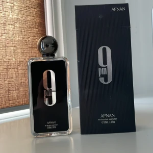 Afnan 9pm - Denna parfym har topp noter av äpple kanel lavander bergamott mitten noter av blommor. Bas noter av vanilj tonka böner amber och patchouli.den  passar mest för vintern den har en bra projektion och håller länge. Skriv för mer info 
