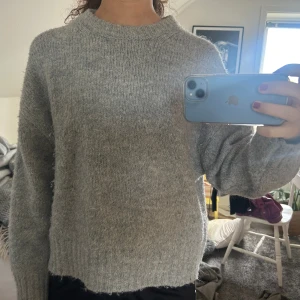 Stickad tröja - Jättesnygg! Använd men i bra skick! 