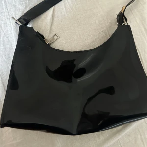 Väska - Bra skick, dragkedjan kan va lite seg till och från.