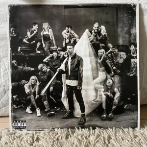 Yungblud - Yungblud vinyl skiva säljes i nästan nyskick, endast öppnat och spelat fåtal gånger. Om du är intresserad av fler skivor jag säljer så kanske vi kan fixa paketpris. Skriv till mig om du undrar något om till exempel press/skick. 