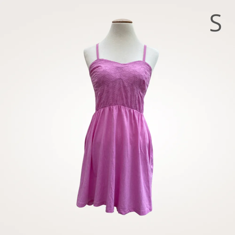 Söt rosa klänning som uppskattas vara strl S 🫶 fint skick!. Klänningar.