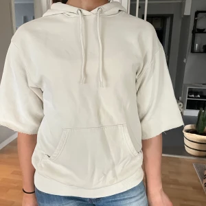 Trekvartsärmad hoodie  - Trekvartsärmad Hoodie, perfekt till våren!❣️ Storlek XXS men känns absolut mer som en S!