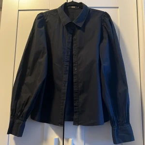 Skjorta med puffiga armar - Svart skjorta som passar till mycket.